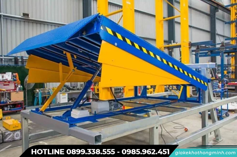 Sàn nâng thủy lực tại xưởng