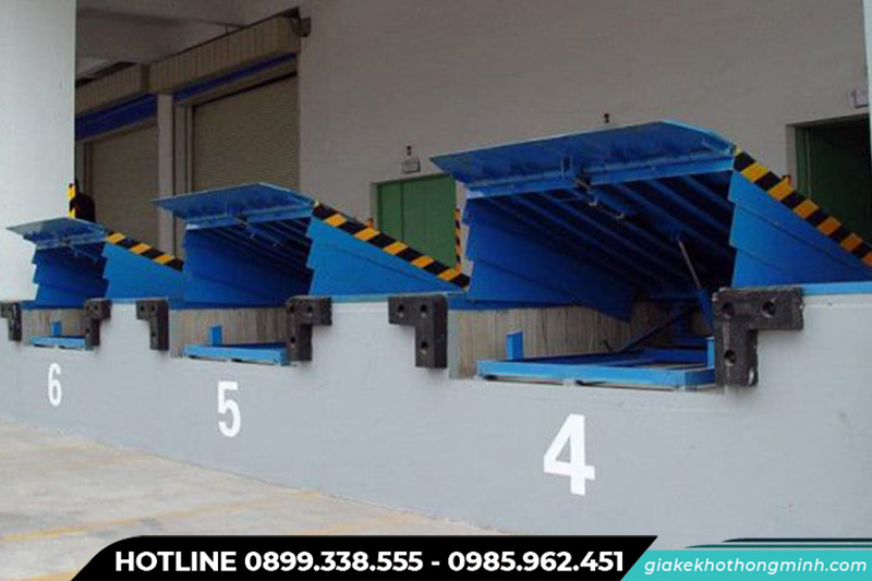 Sản nâng thủy lực trong kho trung chuyển