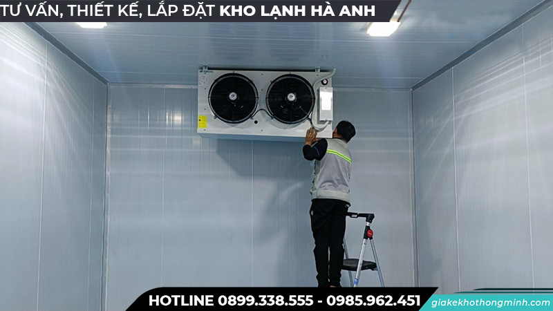 Công nhân lắp đặt kho lạnh