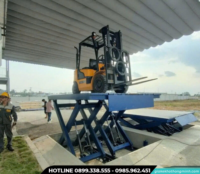 Bàn nâng thủy lực âm nền